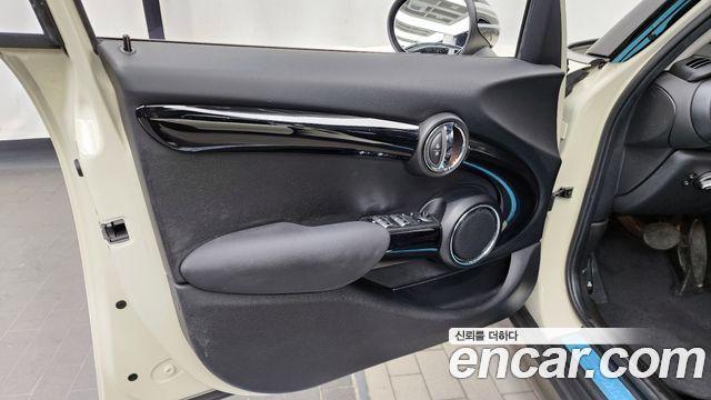 MINI Cooper S 5Door Standard 3rd 2019 — фото 24
