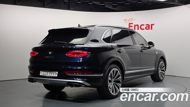 Bentley Bentayga 4.0 V8 EWB Azure 2025 — фото 2