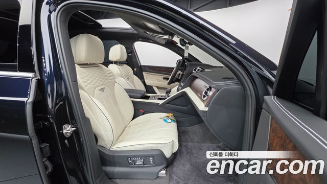 Bentley Bentayga 4.0 V8 EWB Azure 2025 — фото 10