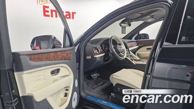Bentley Bentayga 4.0 V8 EWB Azure 2025 — фото 13