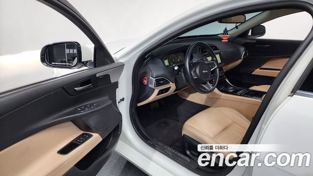 Jaguar XE 20d Prestige 2018 — фото 10