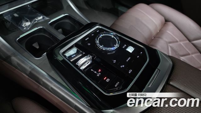 BMW 7 Series (G70) 740d xDrive Design Pure Excellence 2023 — фото 9