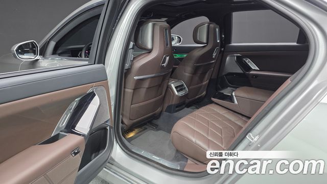 BMW 7 Series (G70) 740d xDrive Design Pure Excellence 2023 — фото 12