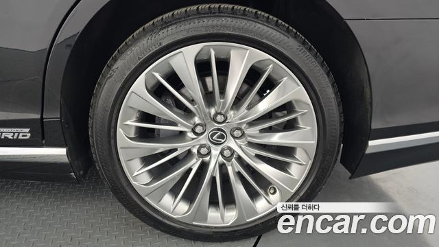 Lexus LS500h (V) 3.5 Platinum AWD 2019 — фото 21