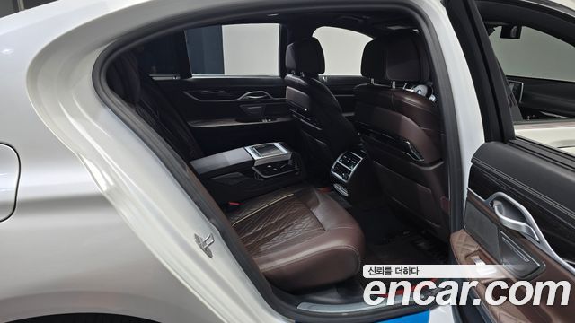 BMW 7 Series (G11) 740i M Sport 2020 — фото 11