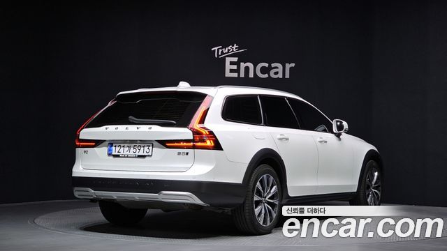 Volvo V90 Cross Country B5 Pro AWD 2021 — фото 2