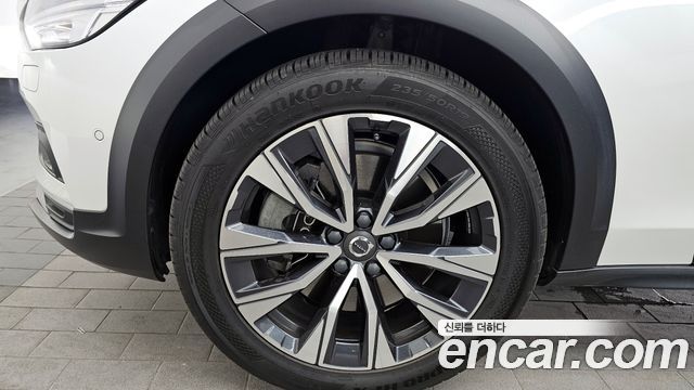 Volvo V90 Cross Country B5 Pro AWD 2021 — фото 5