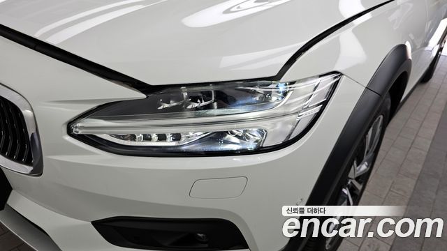 Volvo V90 Cross Country B5 Pro AWD 2021 — фото 22