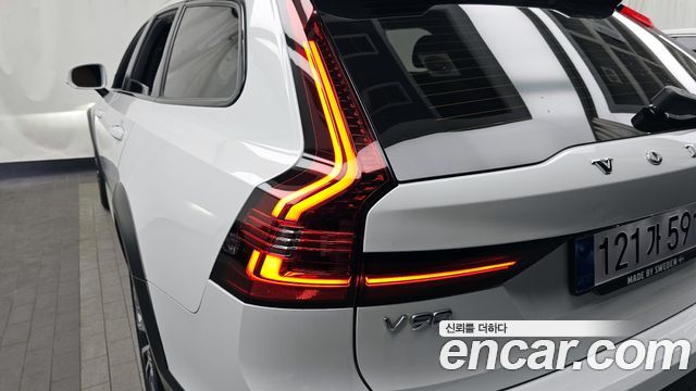 Volvo V90 Cross Country B5 Pro AWD 2021 — фото 23