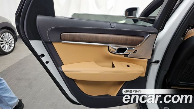 Volvo V90 Cross Country B5 Pro AWD 2021 — фото 25