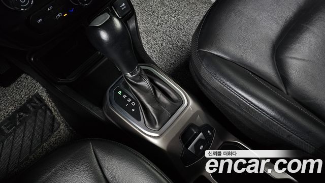 Jeep Renegade 2.4 Limited 2019 — фото 9