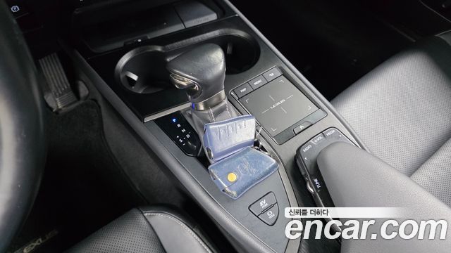 Lexus UX250h 2.0 AWD 2019 — фото 9