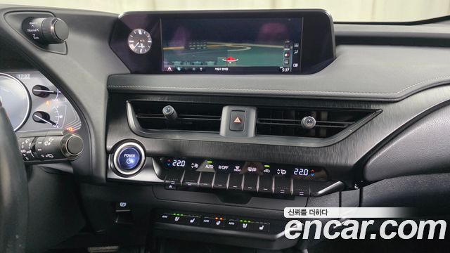 Lexus UX250h 2.0 AWD 2019 — фото 13