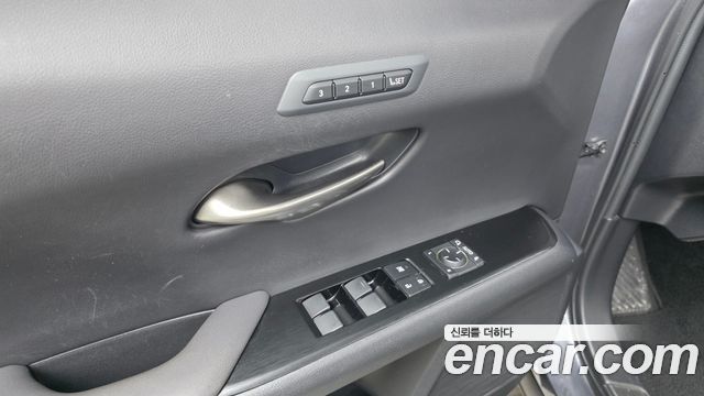 Lexus UX250h 2.0 AWD 2019 — фото 19