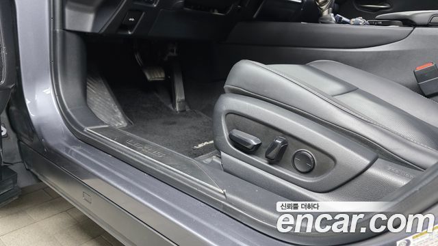 Lexus UX250h 2.0 AWD 2019 — фото 20