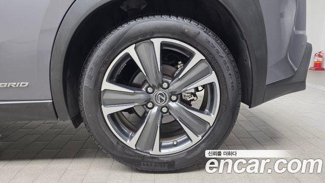 Lexus UX250h 2.0 AWD 2019 — фото 21