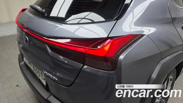 Lexus UX250h 2.0 AWD 2019 — фото 23