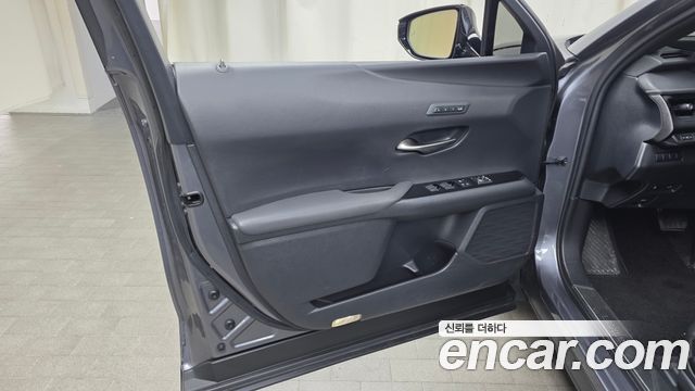 Lexus UX250h 2.0 AWD 2019 — фото 24