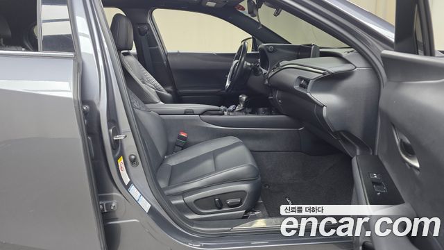 Lexus UX250h 2.0 AWD 2019 — фото 26