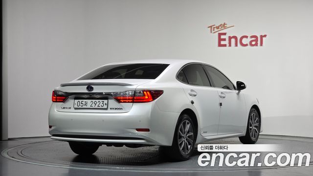 Lexus ES300h Supreme+ XV60 2018 — фото 2