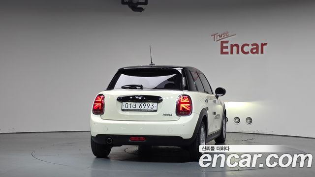 MINI Cooper 5Door Standard 3rd 2019 — фото 4