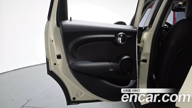 MINI Cooper 5Door Standard 3rd 2019 — фото 25