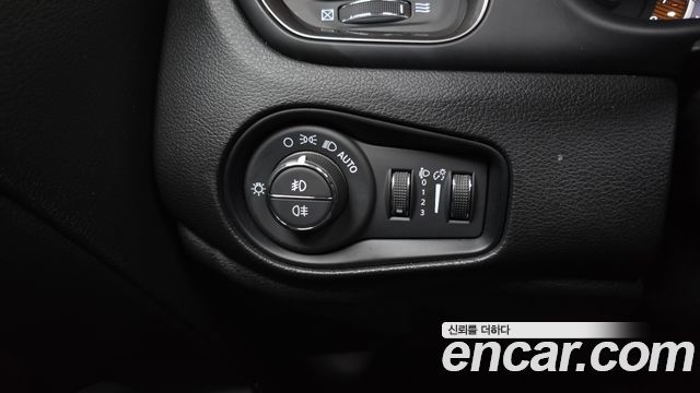 Jeep Renegade 1.3 Limited 2022 — фото 17