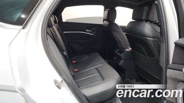 Audi e-tron 55 Quattro Sportback 2021 — фото 11