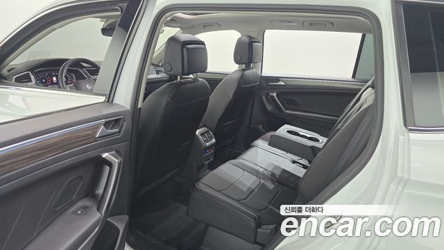 Volkswagen Tiguan Allspace 2.0 TSI Prestige 2022 — фото 12