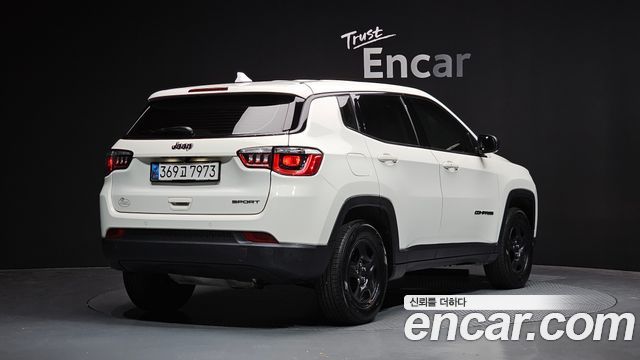 Jeep Compass (II) 2,4 Sport 2WD 2018 — фото 2