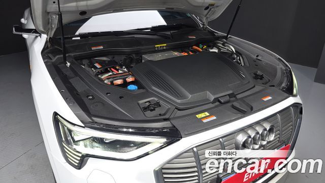 Audi e-tron 55 Quattro 2020 — фото 6