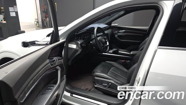 Audi e-tron 55 Quattro 2020 — фото 10