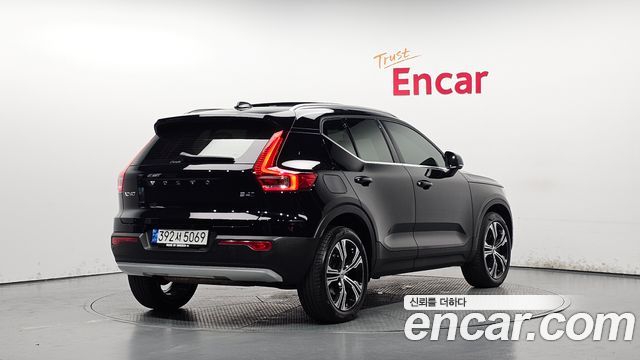 Volvo XC40 B4 Inscription 2022 — фото 2