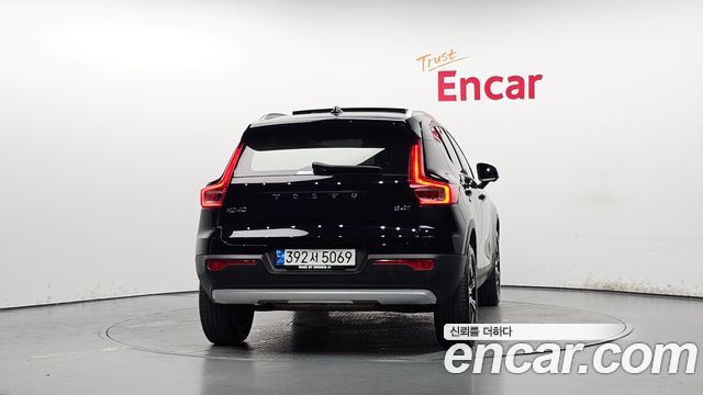 Volvo XC40 B4 Inscription 2022 — фото 4