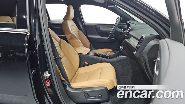 Volvo XC40 B4 Inscription 2022 — фото 10