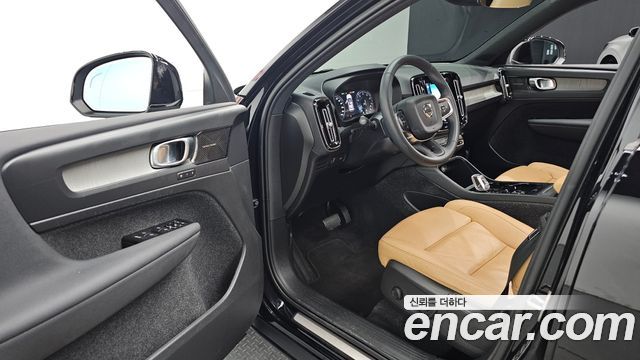 Volvo XC40 B4 Inscription 2022 — фото 11