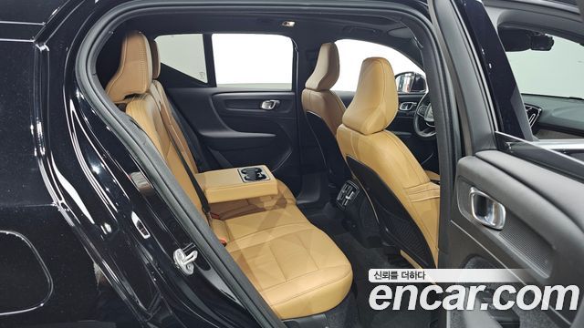 Volvo XC40 B4 Inscription 2022 — фото 12