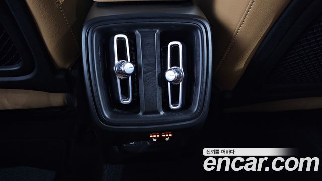 Volvo XC40 B4 Inscription 2022 — фото 18