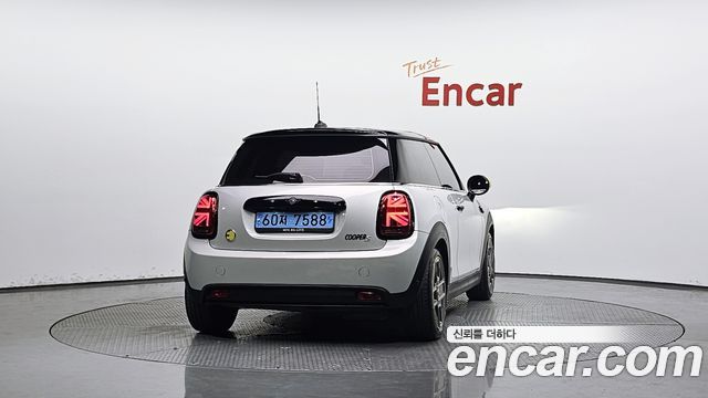 MINI Cooper Electric SE Electric 3rd 2022 — фото 4