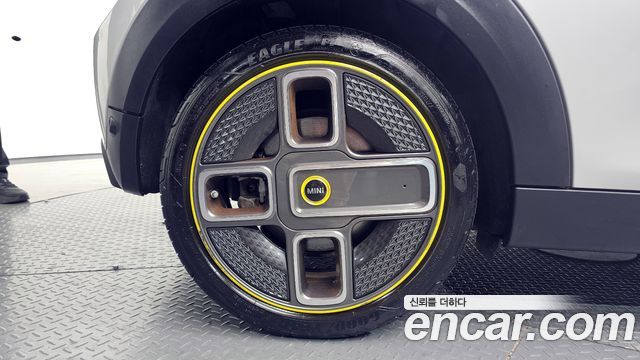 MINI Cooper Electric SE Electric 3rd 2022 — фото 5