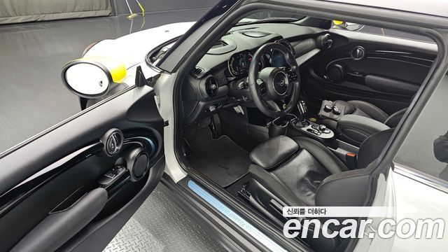 MINI Cooper Electric SE Electric 3rd 2022 — фото 10