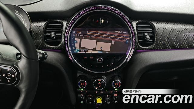 MINI Cooper Electric SE Electric 3rd 2022 — фото 18