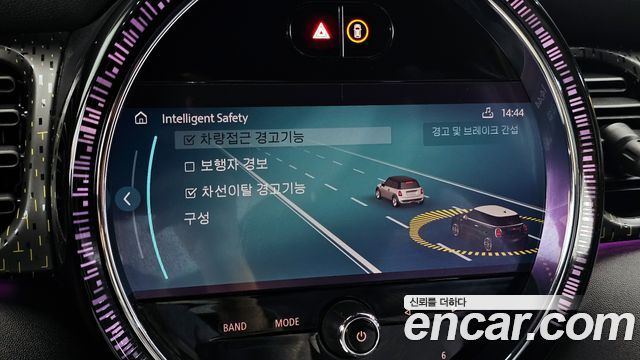 MINI Cooper Electric SE Electric 3rd 2022 — фото 20