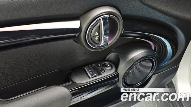 MINI Cooper Electric SE Electric 3rd 2022 — фото 23
