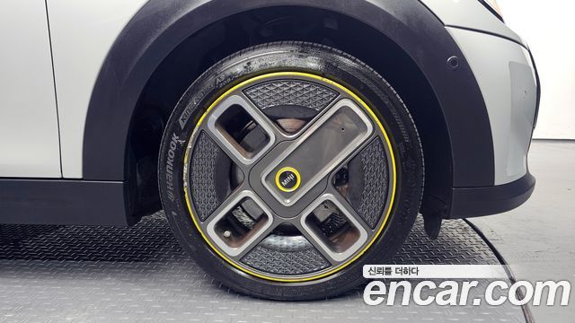 MINI Cooper Electric SE Electric 3rd 2022 — фото 27