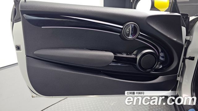 MINI Cooper Electric SE Electric 3rd 2022 — фото 30