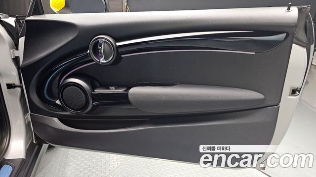 MINI Cooper Electric SE Electric 3rd 2022 — фото 31