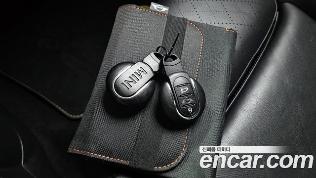 MINI Cooper Electric SE Electric 3rd 2022 — фото 35