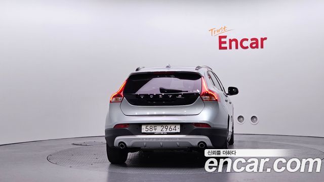 Volvo V40 Cross Country D3 2019 — фото 4