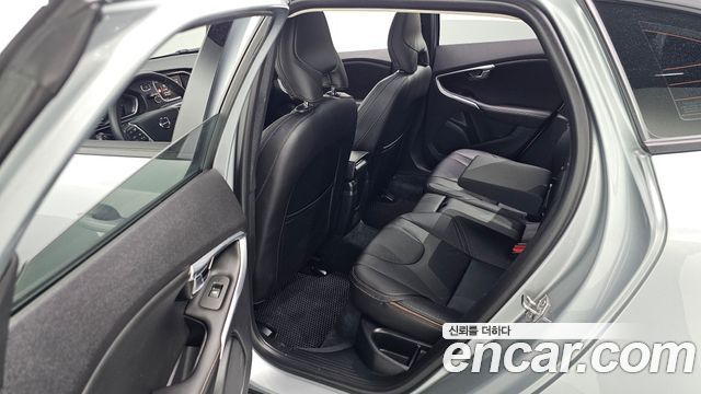 Volvo V40 Cross Country D3 2019 — фото 12
